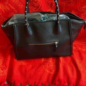 ALDO LIGHTLY USED BLACK HANDBAG WITH GOLD STUDS ON THE HANDLES